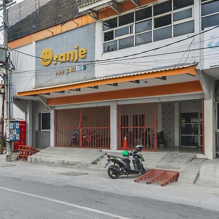 泗水 索洛波约狂欢节公园附近红门旅馆酒店 外观 照片