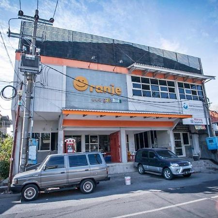 泗水 索洛波约狂欢节公园附近红门旅馆酒店 外观 照片